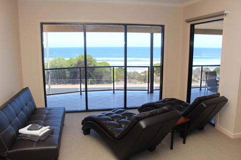 The Lighthouse - Beachfront Accommodation - Lightning Ridge Tourism 5