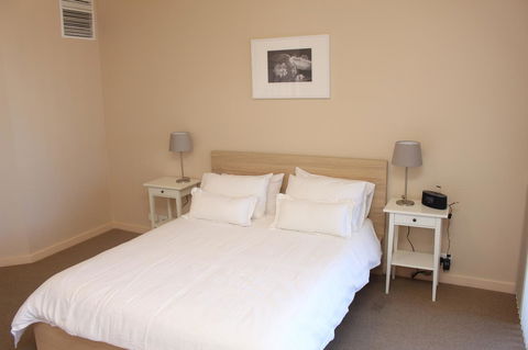 The Lighthouse - Beachfront Accommodation - Lightning Ridge Tourism 6