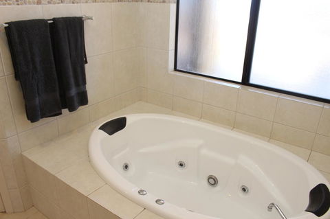 The Lighthouse - Beachfront Accommodation - Lightning Ridge Tourism 4