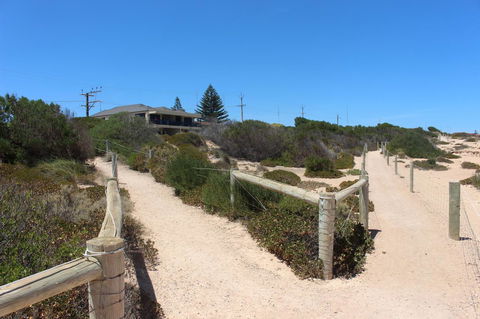 The Lighthouse - Beachfront Accommodation - Lightning Ridge Tourism 11