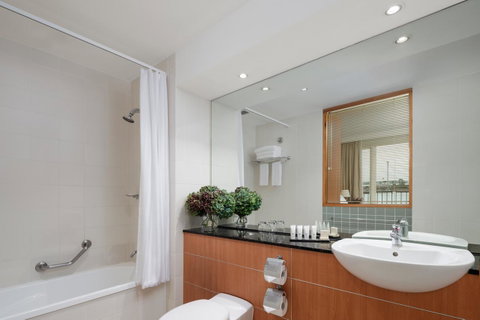 Rydges Newcastle - Lightning Ridge Tourism 20