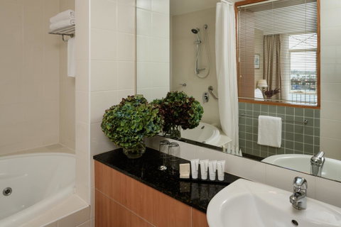 Rydges Newcastle - Lightning Ridge Tourism 15