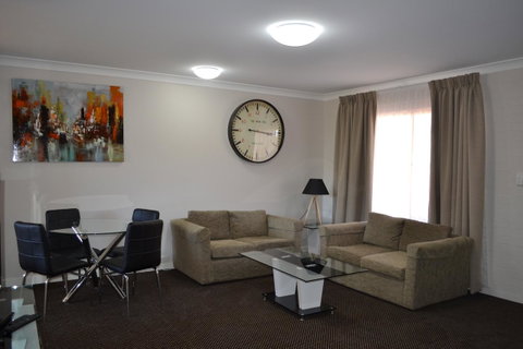 Cattlemans Country Motor Inn & Serviced Apartments - Lightning Ridge Tourism 41