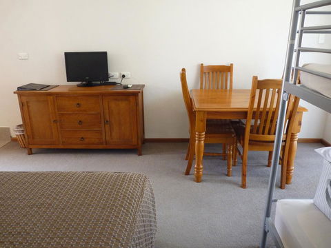 Coonawarra Motor Lodge - Lightning Ridge Tourism 12