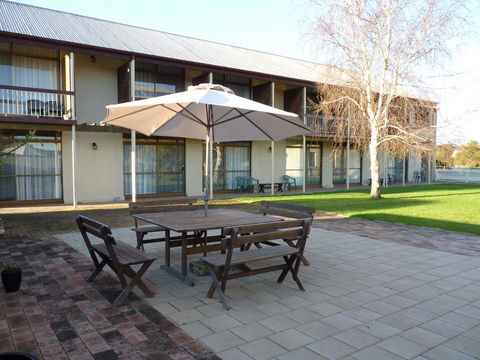 Coonawarra Motor Lodge - Lightning Ridge Tourism 3