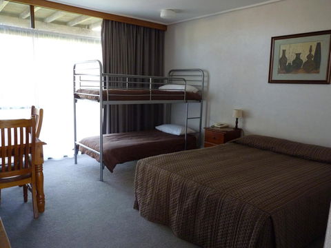 Coonawarra Motor Lodge - Lightning Ridge Tourism 10