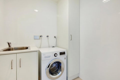 Executive Suite, Incredible Views Of City - Lightning Ridge Tourism 10