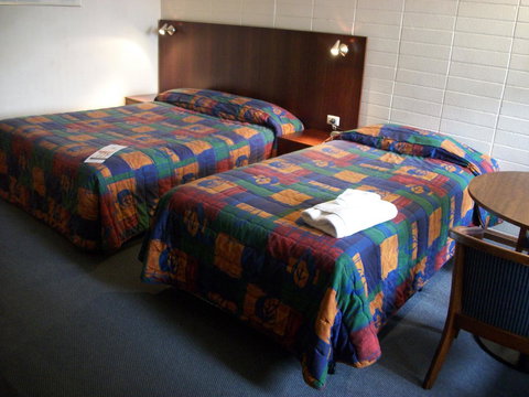 HotelMOTEL Adelaide - Lightning Ridge Tourism 7