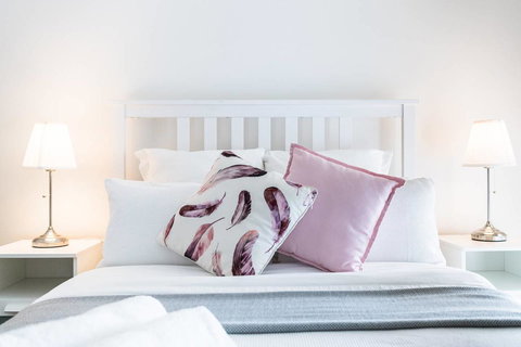 Modern 2 Bedroom+WIFI/Netflix/Parking+Great Views! - Lightning Ridge Tourism 1