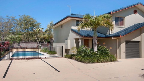 Casuarina 1 - Lightning Ridge Tourism 1