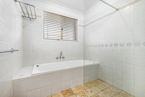 Casuarina 1 - Lightning Ridge Tourism 9