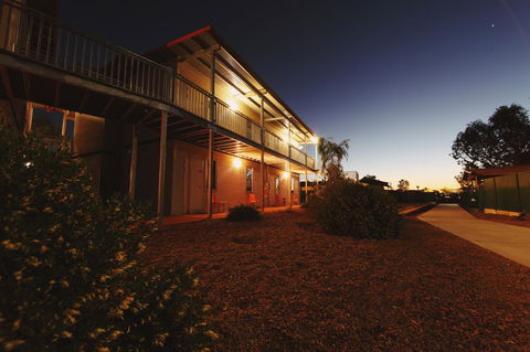 Capricorn Village - Lightning Ridge Tourism 0