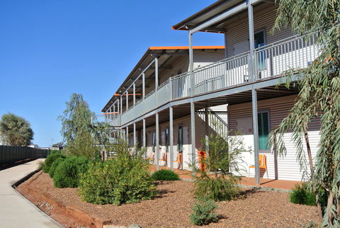 Capricorn Village - Lightning Ridge Tourism 17