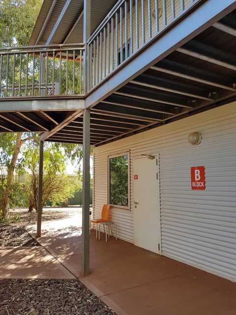 Capricorn Village - Lightning Ridge Tourism 1
