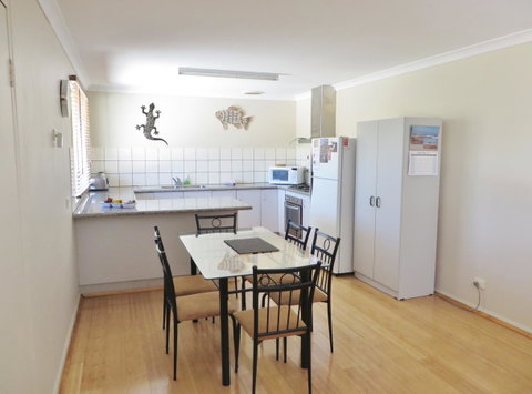Kanga Cottage - Lightning Ridge Tourism 15
