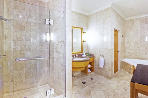 Duxton Hotel Perth - Lightning Ridge Tourism 3