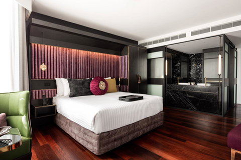 QT Perth - Lightning Ridge Tourism 24