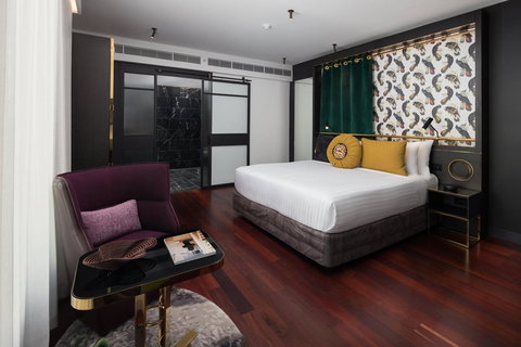 QT Perth - Lightning Ridge Tourism 5