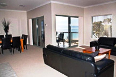 Boardwalk By The Beach - Lightning Ridge Tourism 7