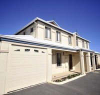 Palm Beach Manor - Lightning Ridge Tourism