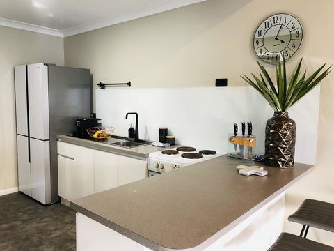 West Beach Lagoon 220 Stylish And Cozy - Lightning Ridge Tourism 5