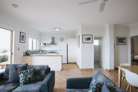 Canal Rocks Beachfront Apartments - Lightning Ridge Tourism 36