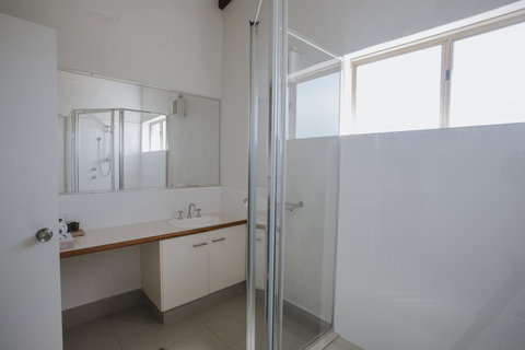 Canal Rocks Beachfront Apartments - Lightning Ridge Tourism 13