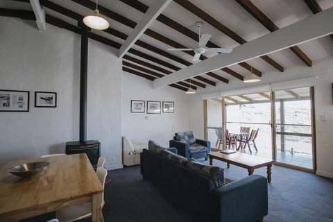 Canal Rocks Beachfront Apartments - Lightning Ridge Tourism 15