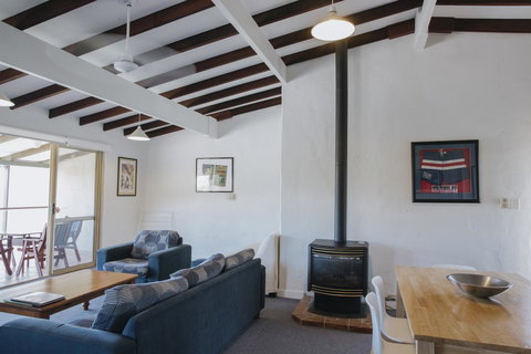 Canal Rocks Beachfront Apartments - Lightning Ridge Tourism 29