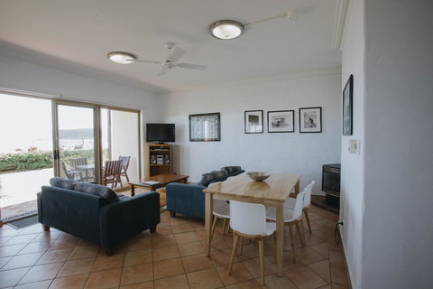 Canal Rocks Beachfront Apartments - Lightning Ridge Tourism 8
