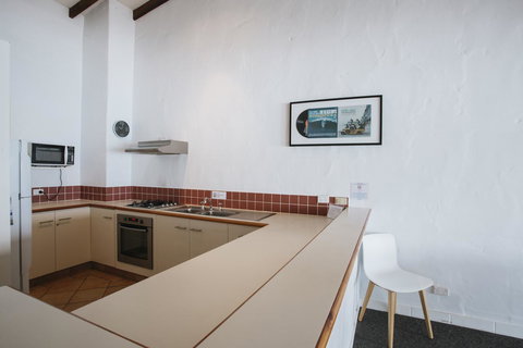 Canal Rocks Beachfront Apartments - Lightning Ridge Tourism 25