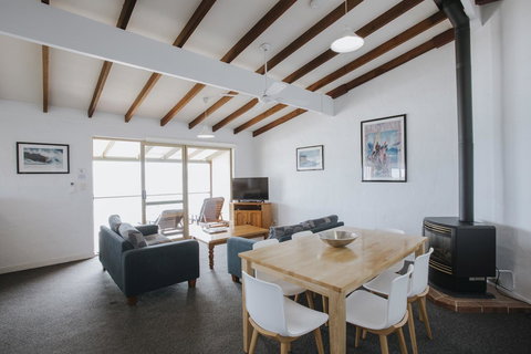 Canal Rocks Beachfront Apartments - Lightning Ridge Tourism 22