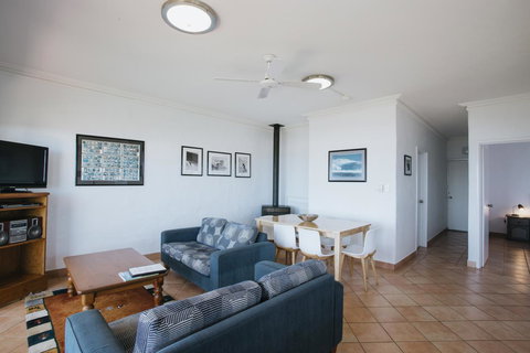 Canal Rocks Beachfront Apartments - Lightning Ridge Tourism 9