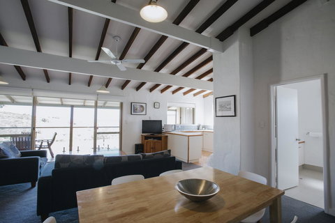 Canal Rocks Beachfront Apartments - Lightning Ridge Tourism 16