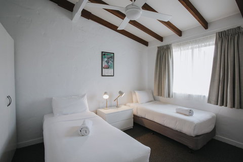 Canal Rocks Beachfront Apartments - Lightning Ridge Tourism 17