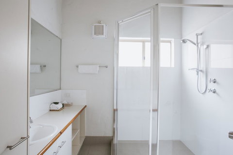 Canal Rocks Beachfront Apartments - Lightning Ridge Tourism 1