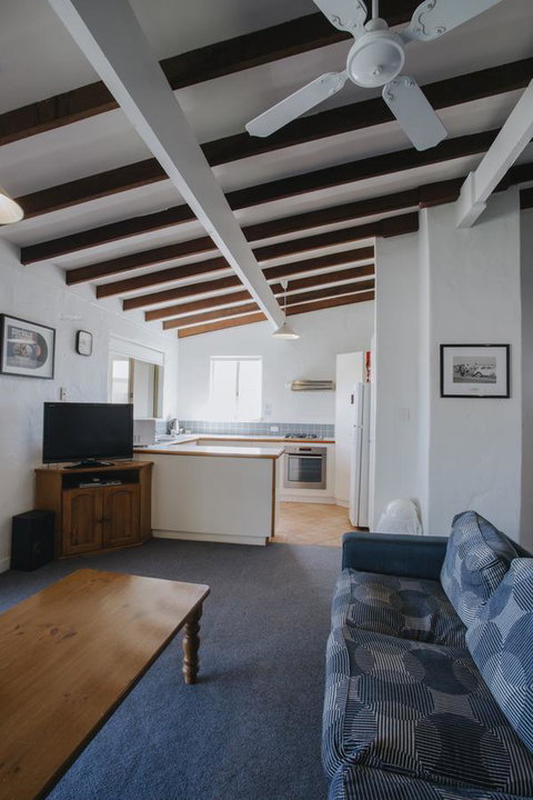 Canal Rocks Beachfront Apartments - Lightning Ridge Tourism 11