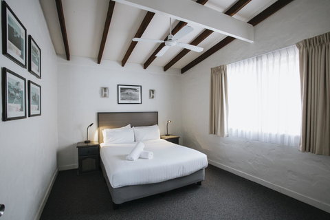 Canal Rocks Beachfront Apartments - Lightning Ridge Tourism 3