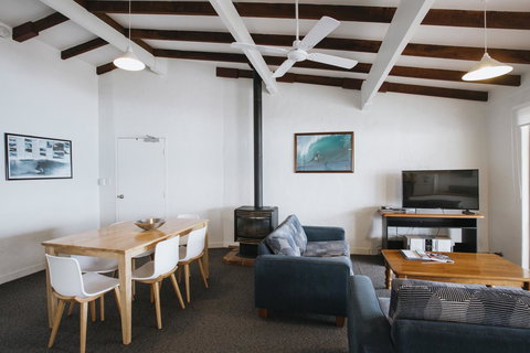 Canal Rocks Beachfront Apartments - Lightning Ridge Tourism 2