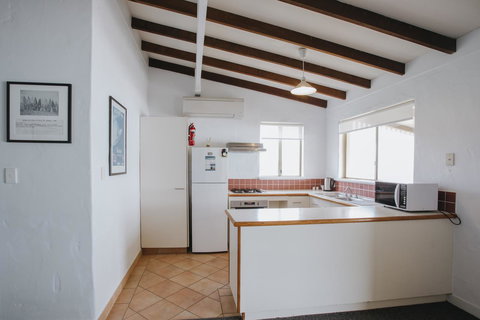 Canal Rocks Beachfront Apartments - Lightning Ridge Tourism 21