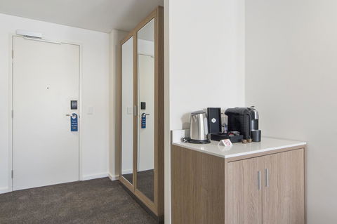 Metro Hotel Perth - Lightning Ridge Tourism 1