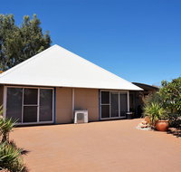 Osprey Holiday Village Unit 110 - Wake up to the birds in your 4 poster bed with a view - Lightning Ridge Tourism
