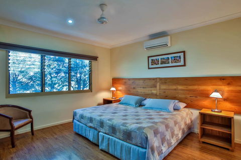 Kimberley Hotel - Lightning Ridge Tourism 1