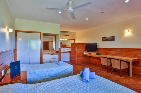 Kimberley Hotel - Lightning Ridge Tourism 2