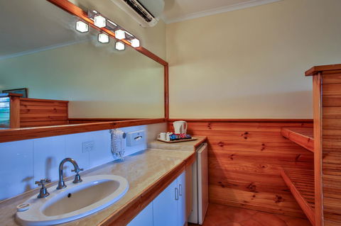 Kimberley Hotel - Lightning Ridge Tourism 8