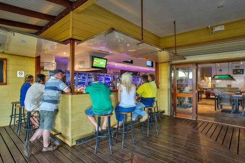 Kimberley Hotel - Lightning Ridge Tourism 11