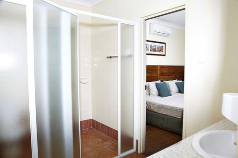 Kimberley Hotel - Lightning Ridge Tourism 7