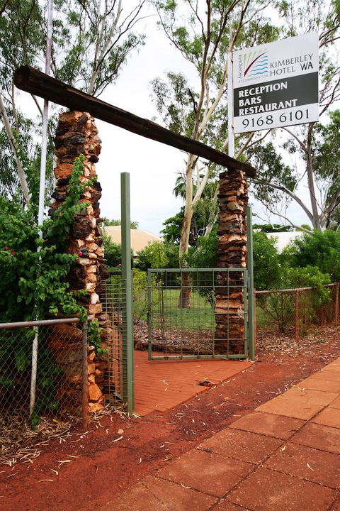 Kimberley Hotel - Lightning Ridge Tourism 25