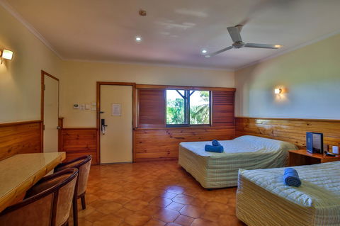 Kimberley Hotel - Lightning Ridge Tourism 3