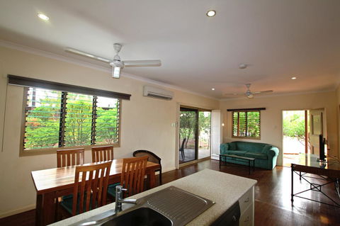 Kimberley Hotel - Lightning Ridge Tourism 4